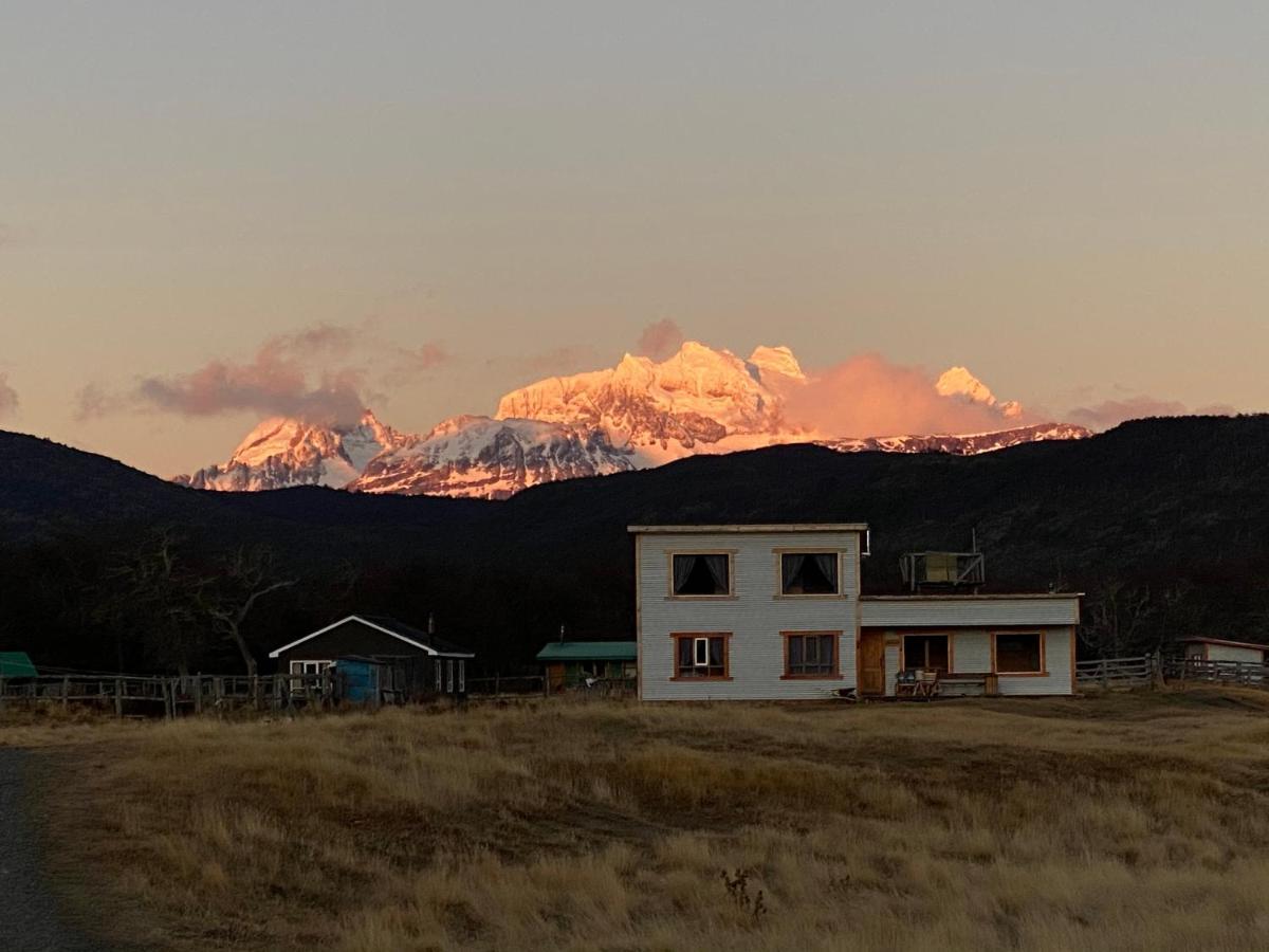 Vista Al Paine - Refugio De Aventura Bed and Breakfast Torres del Paine National Park Exterior foto