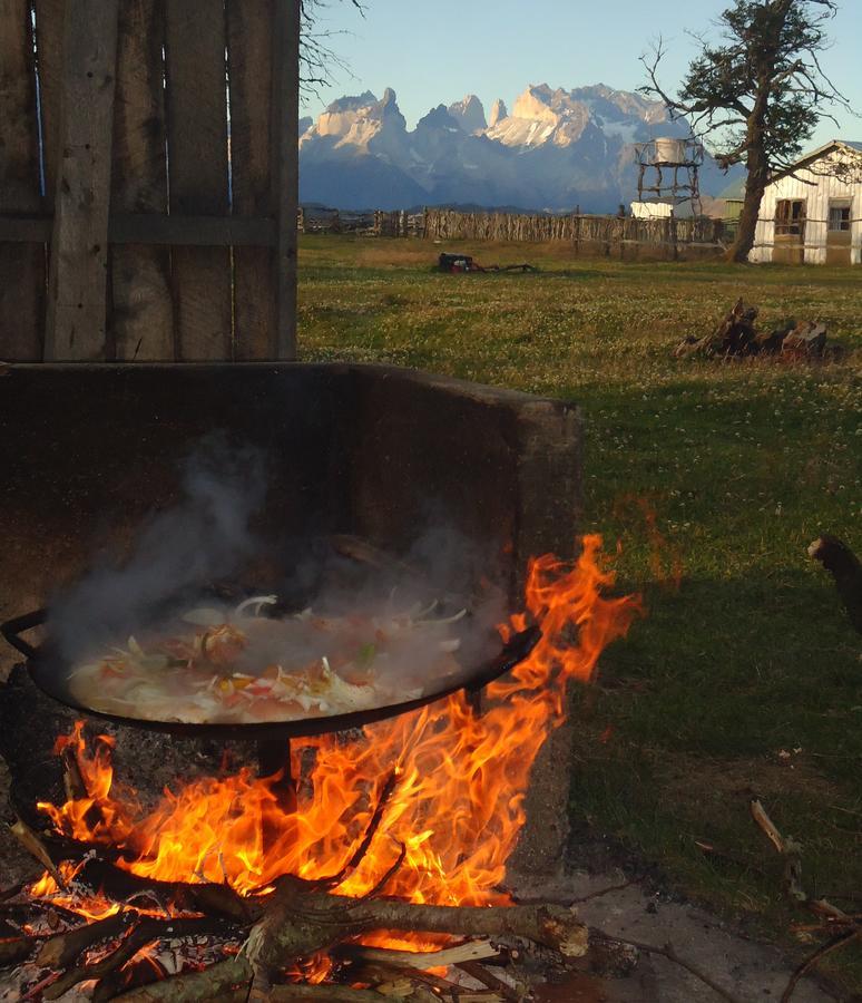 Vista Al Paine - Refugio De Aventura Bed and Breakfast Torres del Paine National Park Exterior foto